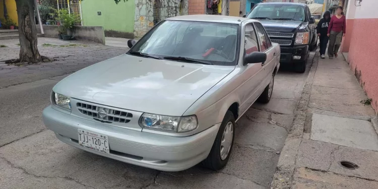 El delincuente aprovechó la noche para llevarse la unidad estacionada en la calle Narciso Mendoza