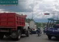 El fuerte impacto entre el camión de carga y el taxi local dejó cuantiosos daños materiales.