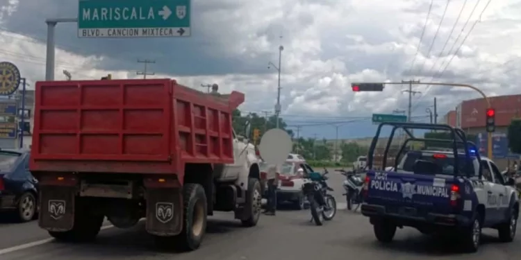 El fuerte impacto entre el camión de carga y el taxi local dejó cuantiosos daños materiales.