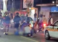 El peatón fue auxiliado sobre el pavimento por paramédicos y canalizado de urgencia a un hospital.