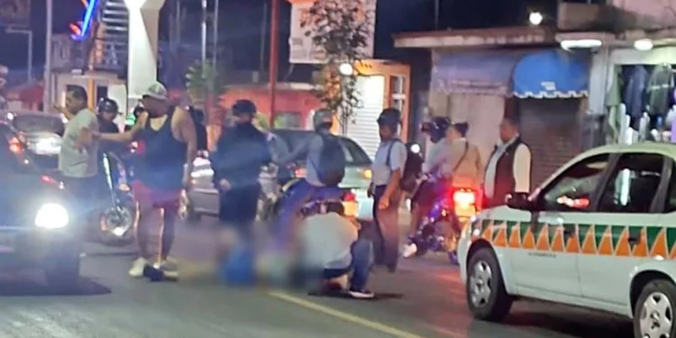 El peatón fue auxiliado sobre el pavimento por paramédicos y canalizado de urgencia a un hospital.