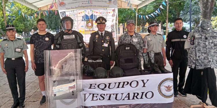 Elementos de la Guardia Nacional convivieron con niños y adultos en el Parque Independencia.