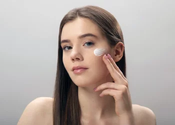 El protector solar, junto con ingredientes como retinol, forman parte de una rutina efectiva para prevenir el envejecimiento.