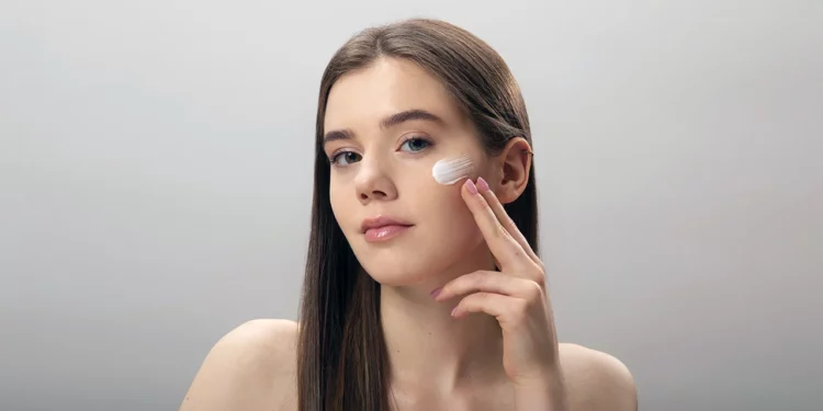 El protector solar, junto con ingredientes como retinol, forman parte de una rutina efectiva para prevenir el envejecimiento.