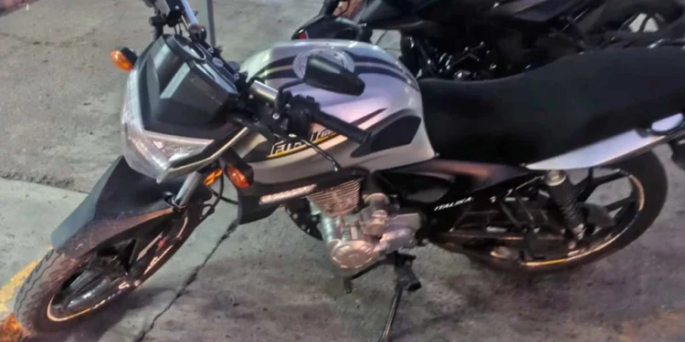Fotografía de la unidad tipo FT150 GTS color gris con negro ya circula en redes sociales.