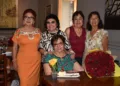 Foto: cortesía // Kenita Orozco fue consentida por sus amigas durante el desayuno.