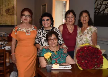 Foto: cortesía // Kenita Orozco fue consentida por sus amigas durante el desayuno.