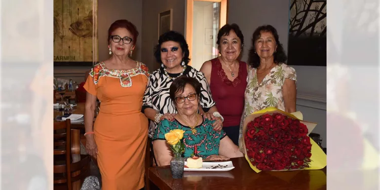Foto: cortesía // Kenita Orozco fue consentida por sus amigas durante el desayuno.