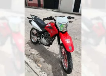 La motocicleta robada es una Honda XR150, modelo 2024, color rojo con blanco y placas 94SUD5.