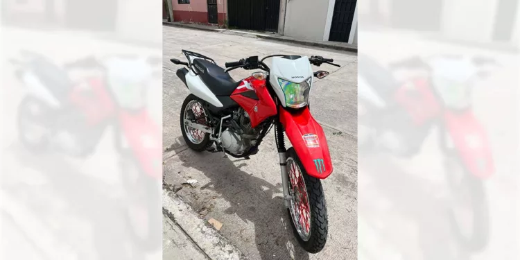 La motocicleta robada es una Honda XR150, modelo 2024, color rojo con blanco y placas 94SUD5.