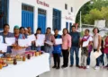 Mujeres de Tezoatlán de Segura y Luna recibieron constancias tras concluir cursos de repostería y maquillaje.