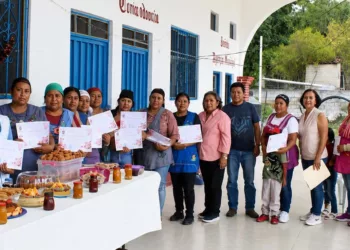 Mujeres de Tezoatlán de Segura y Luna recibieron constancias tras concluir cursos de repostería y maquillaje.
