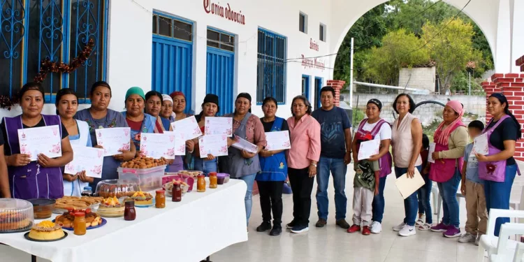Mujeres de Tezoatlán de Segura y Luna recibieron constancias tras concluir cursos de repostería y maquillaje.