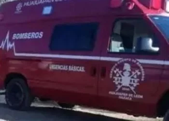 Paramédicos de Bomberos atendieron la emergencia en el Libramiento Norte.