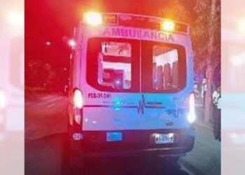 Paramédicos de Bomberos brindaron los primeros auxilios a los lesionados.