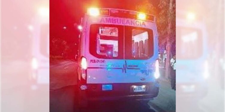 Paramédicos de Bomberos brindaron los primeros auxilios a los lesionados.