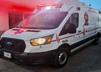Paramédicos del cuerpo de Bomberos brindaron las primeras atenciones a la joven lesionada.
