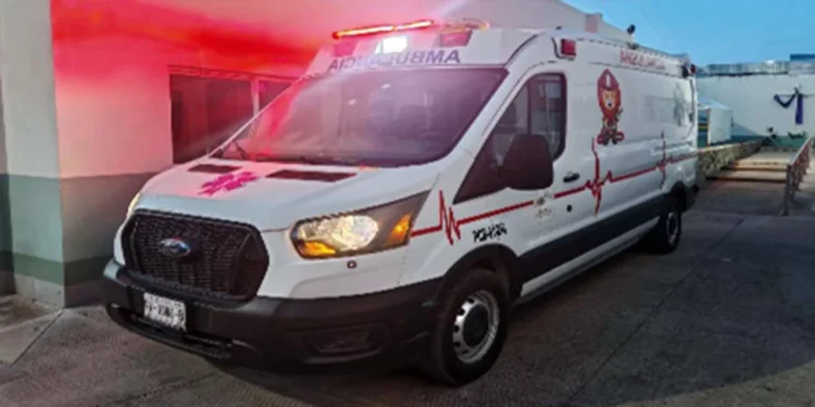 Paramédicos del cuerpo de Bomberos brindaron las primeras atenciones a la joven lesionada.
