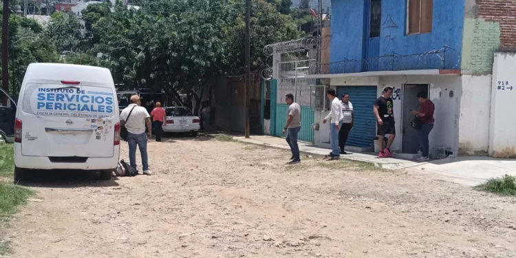 Personal pericial de la FGEO realizó las diligencias pertinentes y el levantamiento del cadáver para trasladarlo al Semefo.