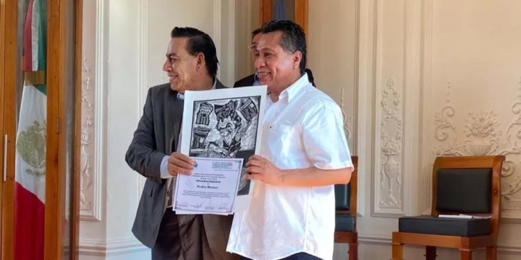 Foto: redes sociales // Pedro Matías también ha recibido amenazas. Aquí, al recibir en 2022 un reconocimiento del Foro Nacional Periodistas Comunicadores.