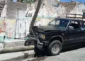 Una camioneta se subió a la banqueta e impactó de frente la estructura metálica.