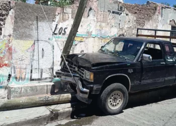 Una camioneta se subió a la banqueta e impactó de frente la estructura metálica.