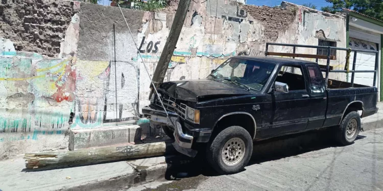 Una camioneta se subió a la banqueta e impactó de frente la estructura metálica.