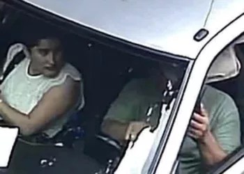 Foto: redes sociales // Vehículo con el cual presuntamente vigilaban la casa de la periodista.
