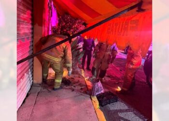El fuego consumió en su totalidad las cajas plásticas abandonadas en la vía pública.