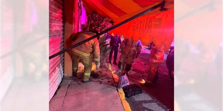 El fuego consumió en su totalidad las cajas plásticas abandonadas en la vía pública.