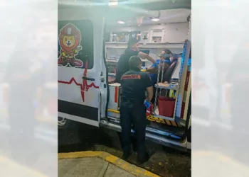 Los rescatistas brindaron los primeros auxilios y valoración médica a dos personas.
