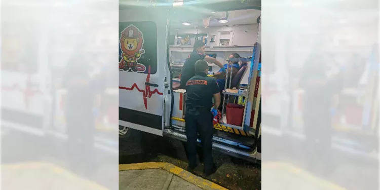 Los rescatistas brindaron los primeros auxilios y valoración médica a dos personas.