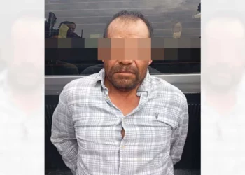 Agentes ministeriales de la Fiscalía de Oaxaca notificaron a Cayetano Hernández Bautista sobre el mandato judicial en su contra por hechos violentos del fuero común.