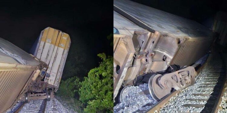Foto: redes sociales // Al menos dos vagones terminaron recostados a un lado de las vías del Tren Interoceánico.