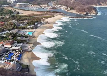 Foto: Protección Civil // Autoridades alertan ante el fenómeno de Mar de Fondo en las costas oaxaqueñas.