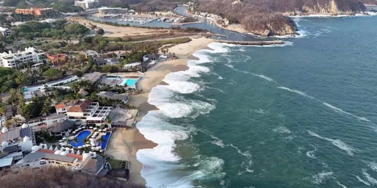 Foto: Protección Civil // Autoridades alertan ante el fenómeno de Mar de Fondo en las costas oaxaqueñas.
