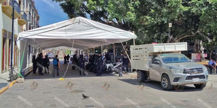 Foto: Jesús Santiago // Ayer comenzó la invasión de las estructuras para las “expo ferias” de Guelaguetza.