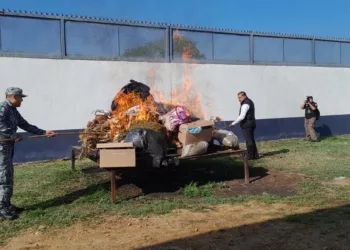 Casi una tonelada de estupefacientes ardió en el patio de la FGR en San Bartolo Coyotepec.