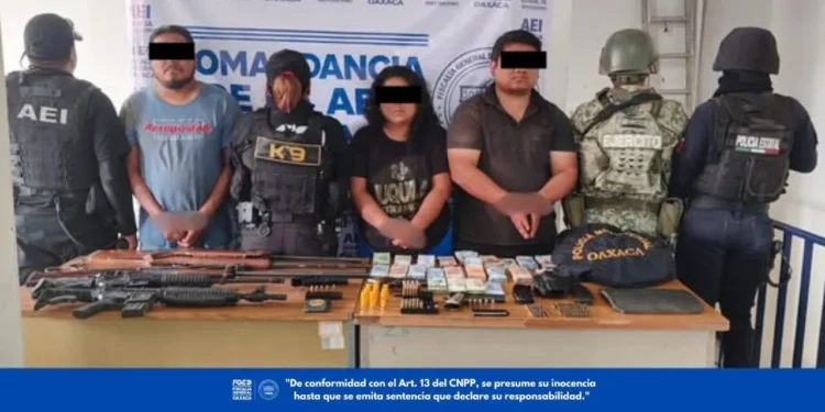 ¡Cateo y balacera en Ejutla! Tres detenidos, aseguran armas y más de 1.4 millones de pesos