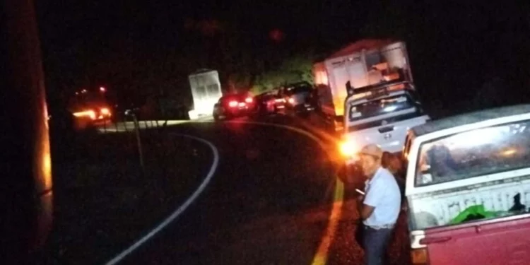 Cuerpos de emergencia laboraron durante horas a la altura del kilómetro 148 de la vía federal 190.