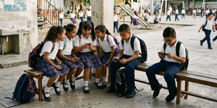 La SEP limitará el uso de celulares durante el recreo en escuelas del país