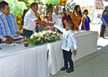Fotos: Rubén Morales // Con entusiasmo, Fredy Mateo Sánchez Hernández recibió su constancia de conclusión de estudios.