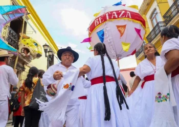 Con trajes típicos, música y bailes tradicionales, personas mayores de las ocho regiones de Oaxaca protagonizaron esta edición.