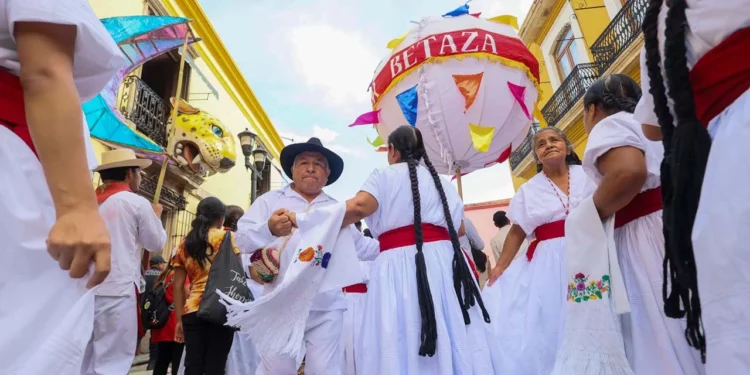 Con trajes típicos, música y bailes tradicionales, personas mayores de las ocho regiones de Oaxaca protagonizaron esta edición.