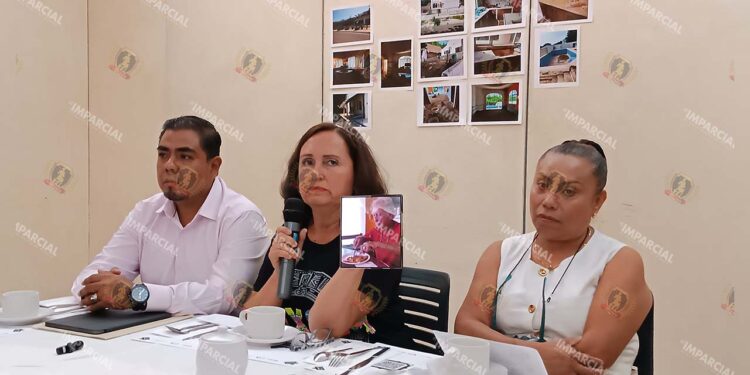 Foto: Lisbeth Mejía // Conferencia con la presencia virtual Cecilia Audiffred quien acusa despojo de propiedad en Huatulco.