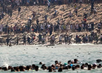 VIDEO | Crisis migratoria sin precedentes en la frontera de Ceuta: Decenas de fallecidos y despliegue militar