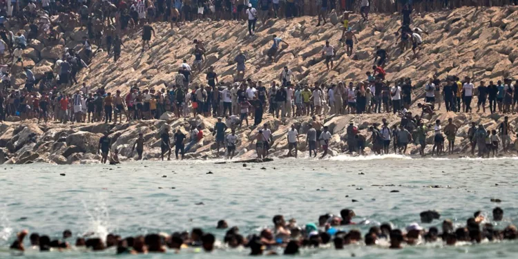 VIDEO | Crisis migratoria sin precedentes en la frontera de Ceuta: Decenas de fallecidos y despliegue militar