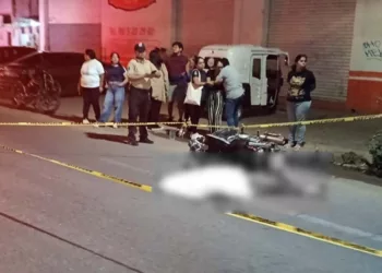Corporaciones de auxilio de San Pablo Etla y la Cruz Roja Oaxaqueña confirmaron el fallecimiento del motociclista de 47 años sobre el pavimento del Libramiento a Viguera.