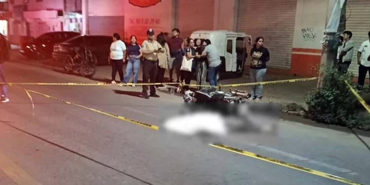 Corporaciones de auxilio de San Pablo Etla y la Cruz Roja Oaxaqueña confirmaron el fallecimiento del motociclista de 47 años sobre el pavimento del Libramiento a Viguera.
