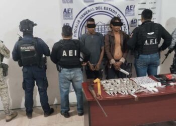 Elementos de la AEI resguardaron el perímetro durante la incursión táctica.